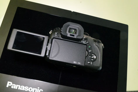 Panasonic Lumix FZ1000, LCD e mirino Oled